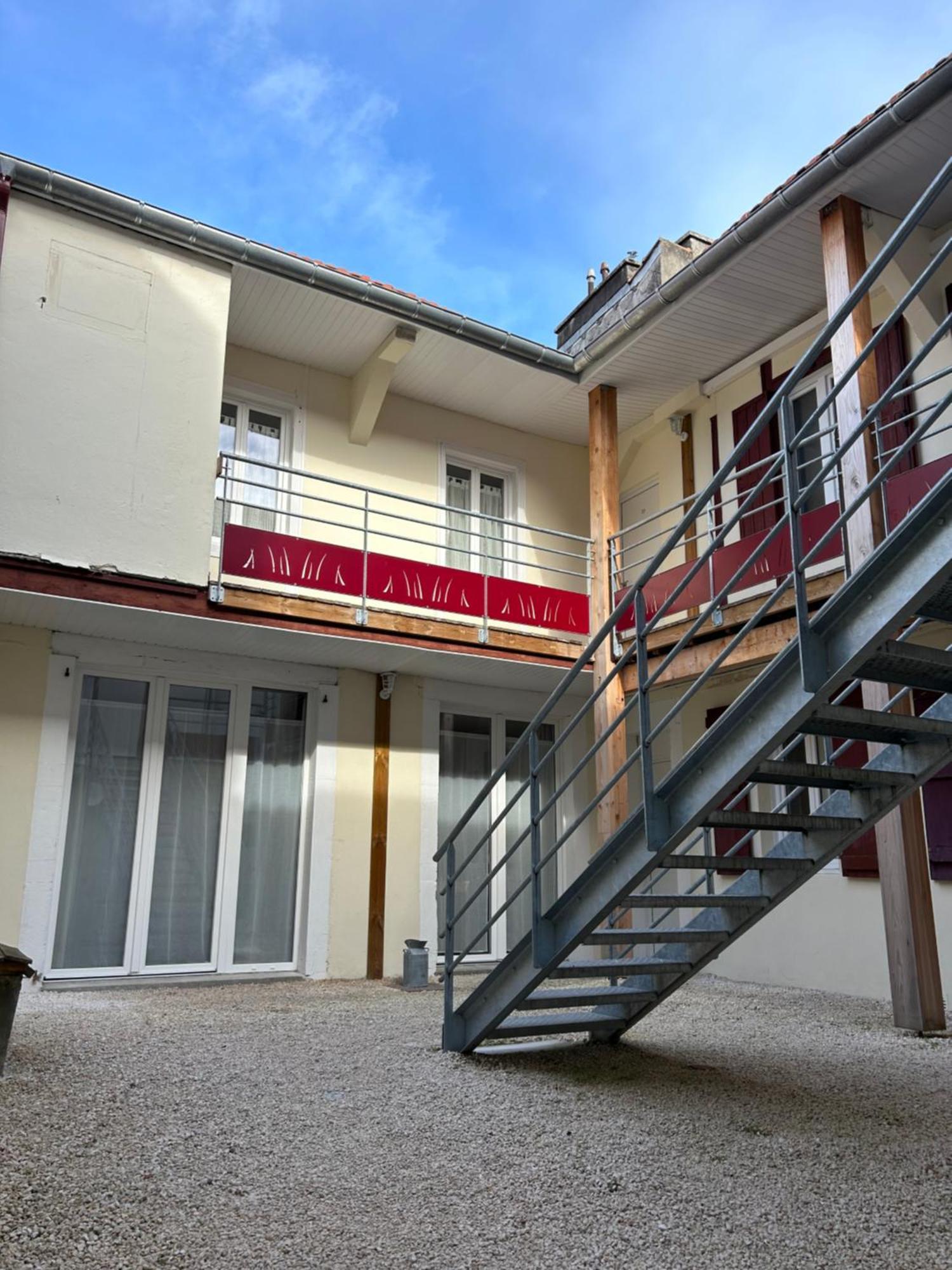 Le Patio : Appartement Chic 3 Chambres Au Coeur De بو المظهر الخارجي الصورة